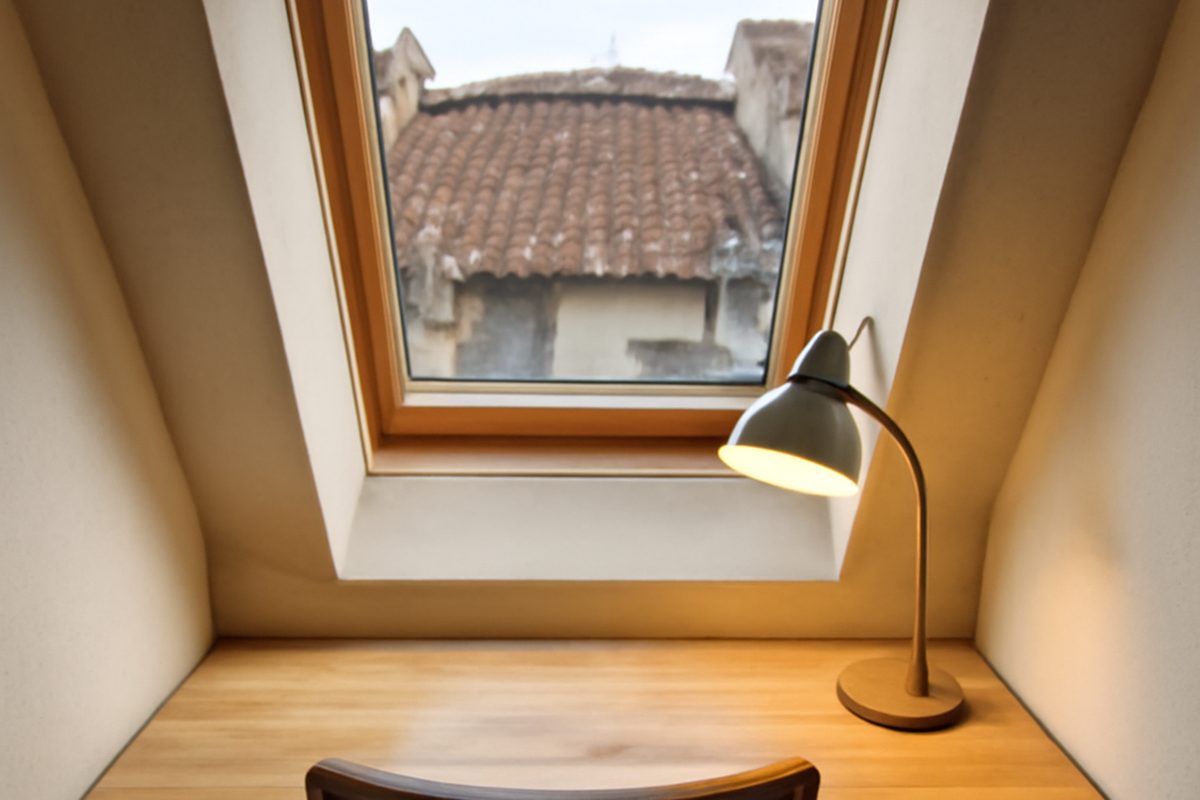 Bureau combles lucarne